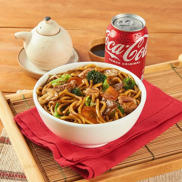 Yakissoba com Coca-Cola